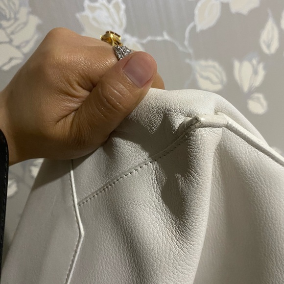 Balenciaga tote with some flaws. All my items are guaranteed authentic.read ‼️ - Picture 4 of 16